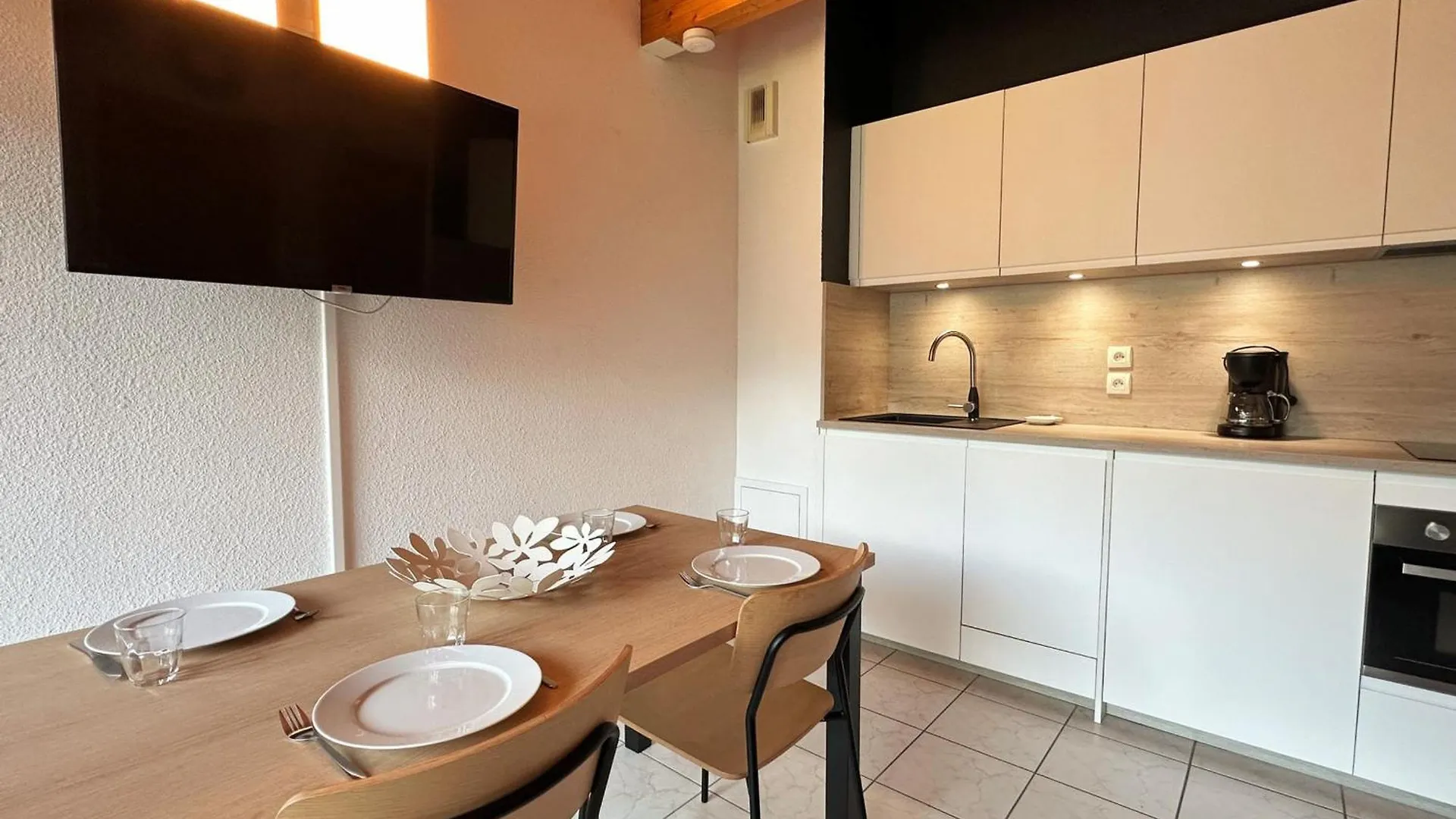Appartement T2 Au Centre De Samoens Avec Parking, Animaux Acceptes - Fr-1-624-43 0*,